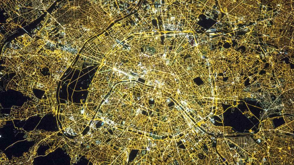 De nuit, Paris vu du ciel mérite carrément son surnom de "Ville lumière"