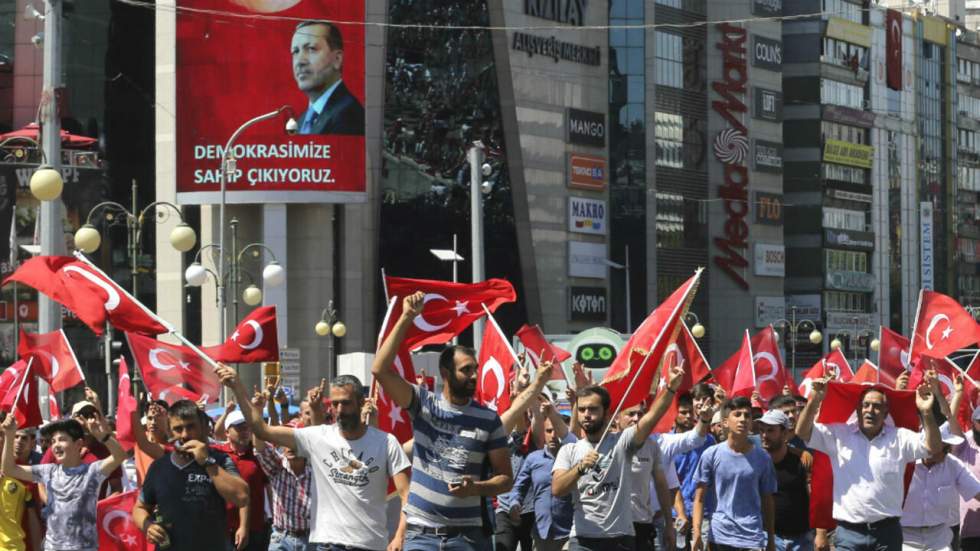 Turquie : les partisans d'Erdogan fêtent leur victoire, 6000 putschistes présumés arrêtés