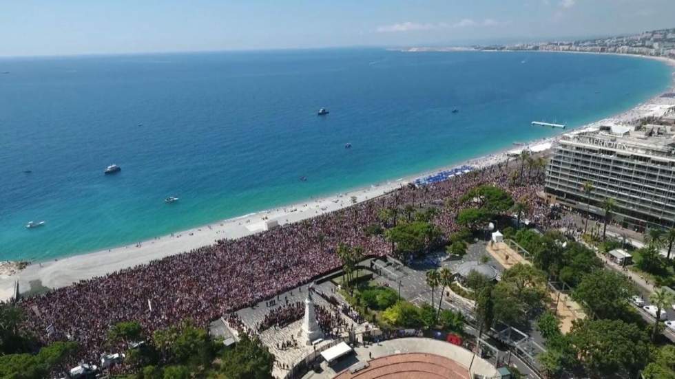 En images : la Promenade des Anglais noire de monde pour l’hommage aux victimes