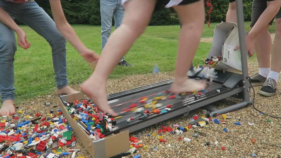 Si toi aussi tu es maso, cours pieds nus sur un tapis roulant plein de Lego