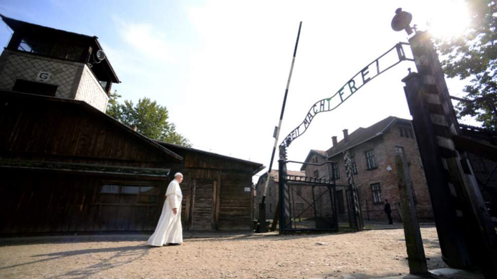 En Pologne, le pape François rend hommage aux victimes de l'ancien camp d'Auschwitz-Birkenau