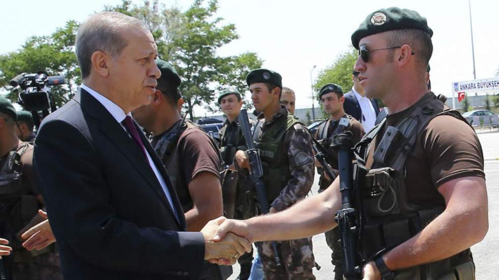 Deux semaines après le putsch raté, Erdogan entend contrôler le renseignement et l'état-major Deux semaines après le putsch raté, Erdogan entend contrôler le renseignement et l'état-major