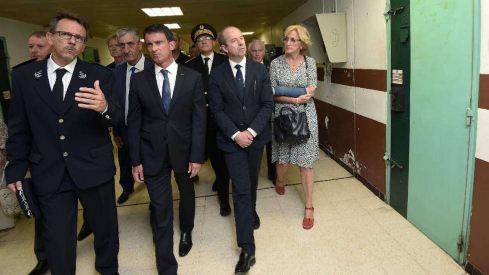 Surpopulation carcérale : Valls promet "un plan spécifique" à l'automne Surpopulation carcérale : Valls promet "un plan spécifique" à l'automne