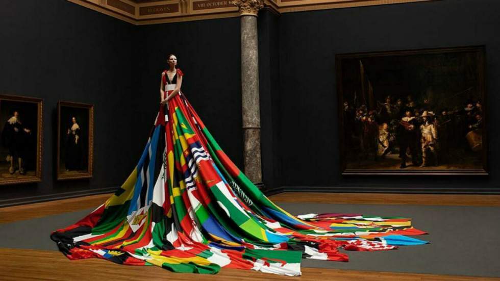 Cette robe a été cousue avec les drapeaux des 72 pays aux lois homophobes