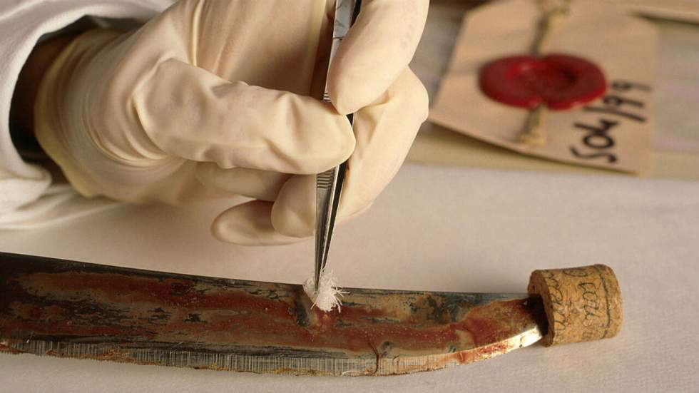 L'histoire de l'ADN qui s'est baladé sur des dizaines de scènes de crime pendant 16 ans L'histoire de l'ADN qui s'est baladé sur des dizaines de scènes de crime pendant 16 ans