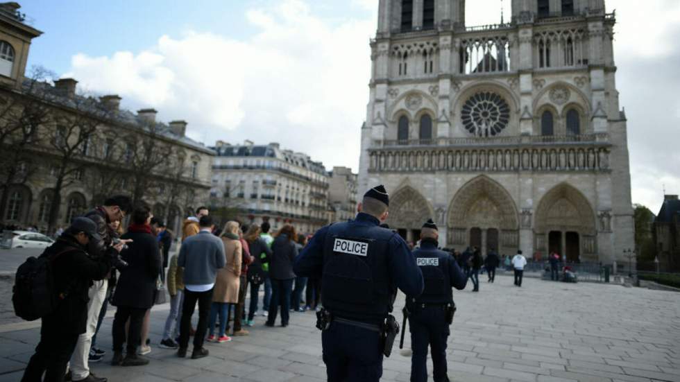 Une voiture contenant des bonbonnes de gaz découverte à Paris, deux personnes en garde à vue