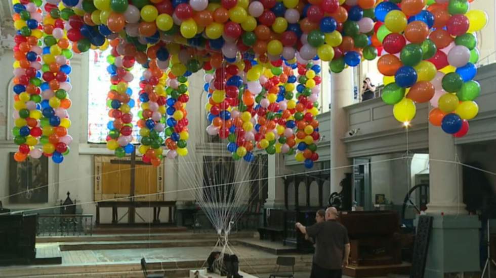 Une artiste se fait suspendre à 20 000 ballons gonflés à l'hélium et on va pouvoir regarder ça en direct