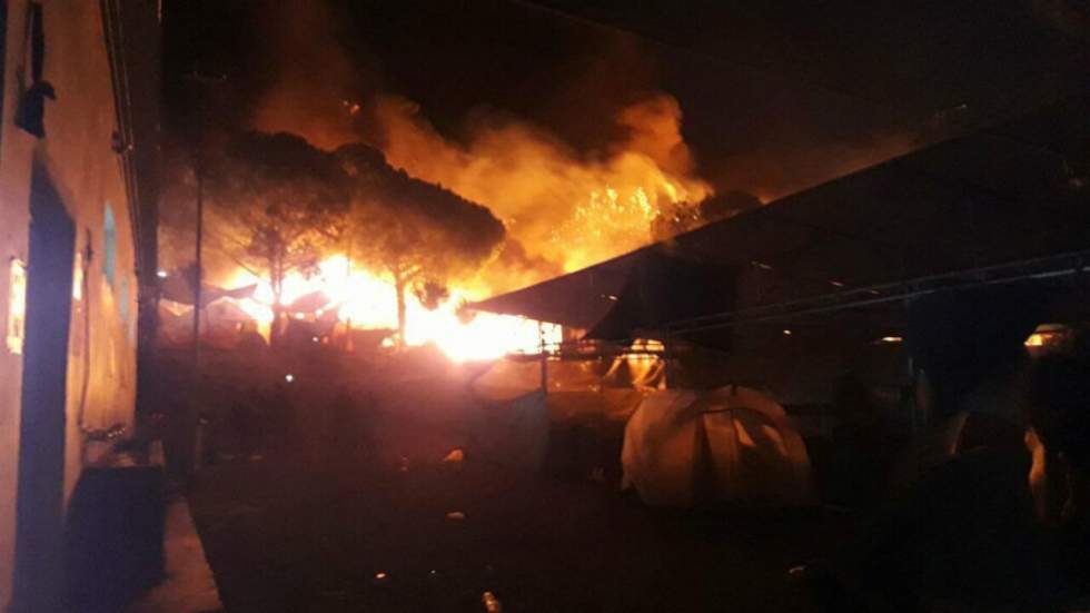 Grèce : un gigantesque incendie ravage le camp de migrants de Moria à Lesbos Grèce : un gigantesque incendie ravage le camp de migrants de Moria à Lesbos
