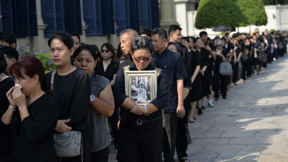 Des millions de Thaïlandais pleurent la mort du roi Bhumibol Des millions de Thaïlandais pleurent la mort du roi Bhumibol