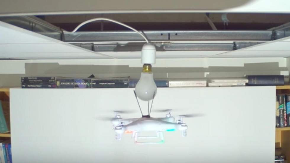 Changer une ampoule avec un drone n'est pas l'idée la plus lumineuse Changer une ampoule avec un drone n'est pas l'idée la plus lumineuse