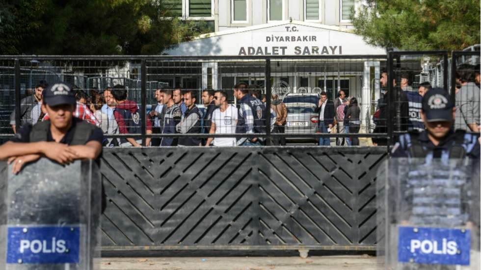 Turquie : nouvelle vague de purges suite à la tentative de coup d'État Turquie : nouvelle vague de purges suite à la tentative de coup d'État