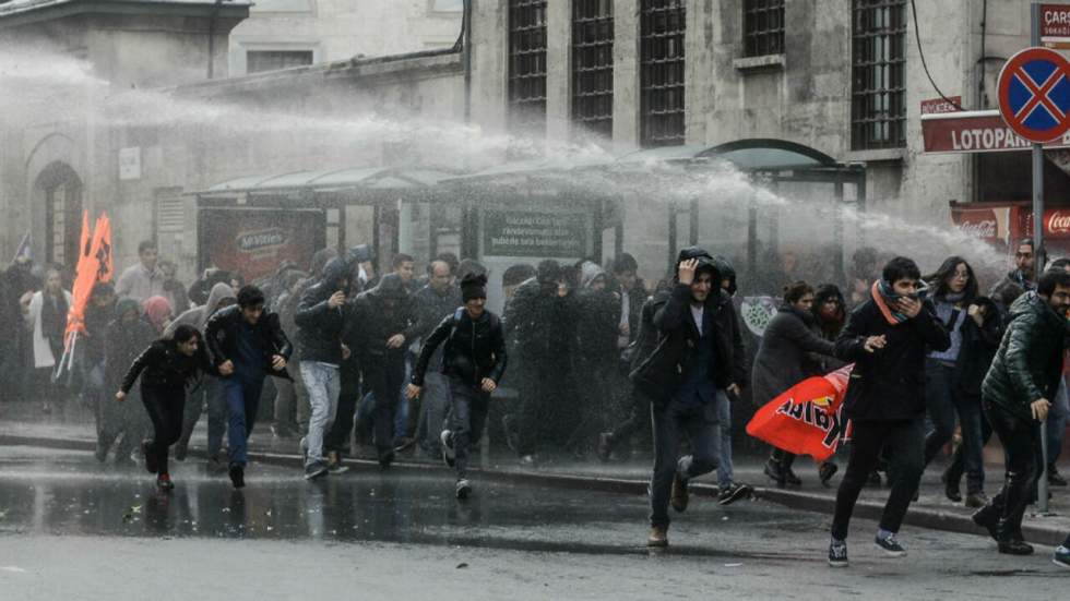 Nouveau tour de vis en Turquie : manifestation dispersée, journalistes d'opposition en détention