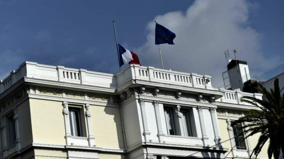Grèce : jet de grenade devant l'ambassade de France, un policier blessé Grèce : jet de grenade devant l'ambassade de France, un policier blessé
