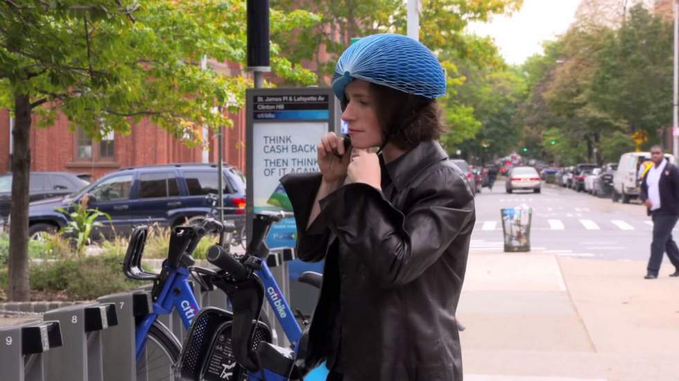 Une Américaine a inventé un casque de vélo en papier, pliable et recyclable Une Américaine a inventé un casque de vélo en papier, pliable et recyclable
