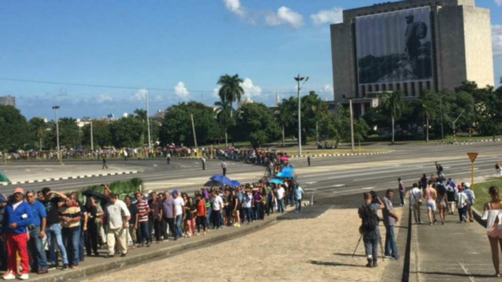 Sur la place de la Révolution, les Cubains saluent en silence le "Comandante"