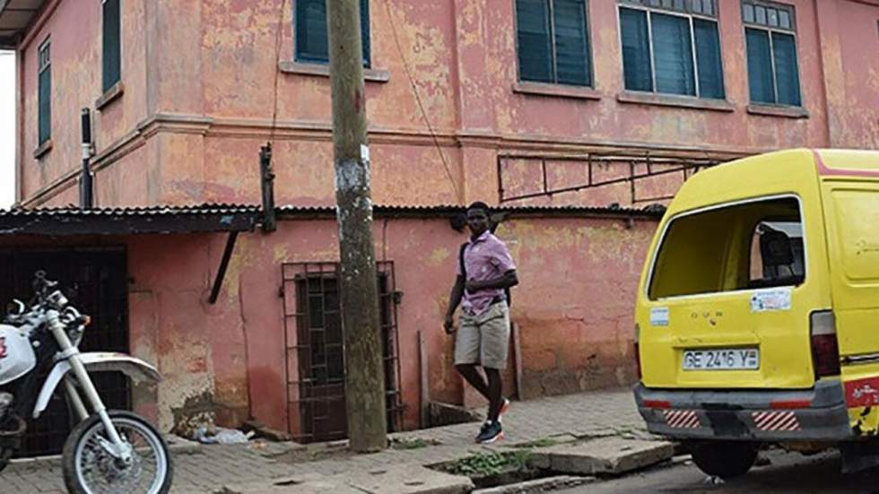 Ghana : une fausse ambassade des États-Unis fermée après une "décennie" d'arnaques Ghana : une fausse ambassade des États-Unis fermée après une "décennie" d'arnaques