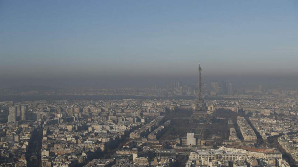 En images : un impressionnant nuage de pollution recouvre Paris