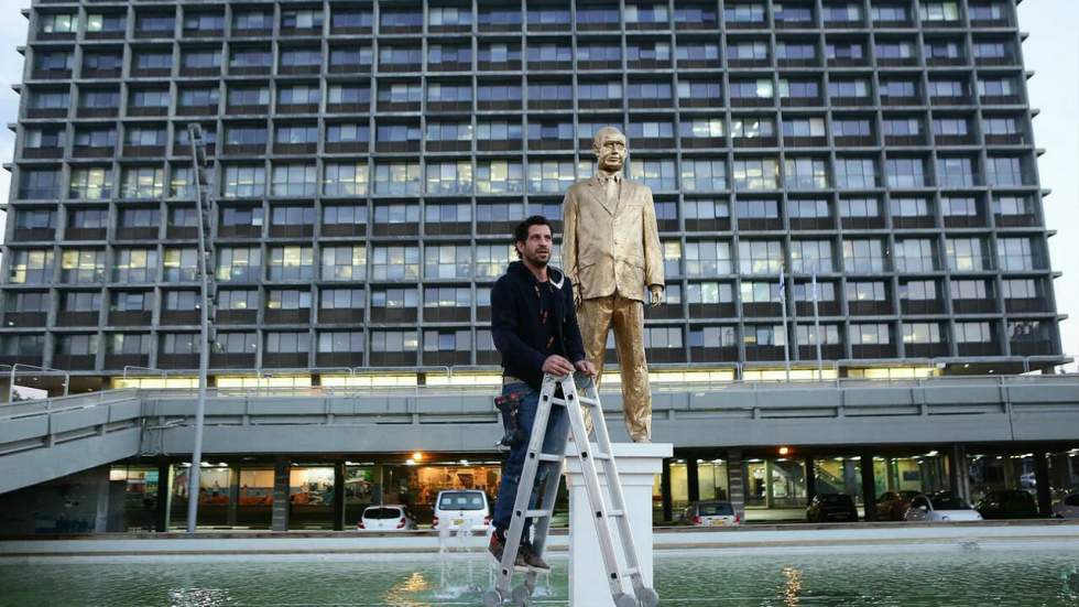 Pourquoi cet artiste israélien a installé une statue en or de Benjamin Netanyahou à Tel Aviv