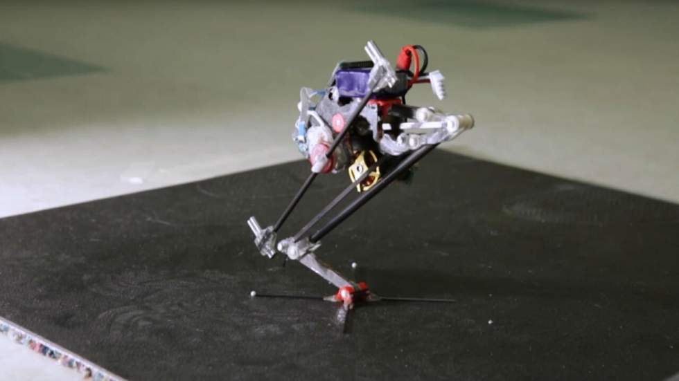 Les Yamakasi vont être très jaloux de ce petit robot capable de faire un double salto