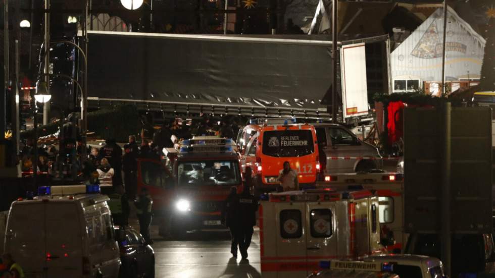 Un camion fonce sur un marché de Noël à Berlin, la piste de l'attentat privilégiée