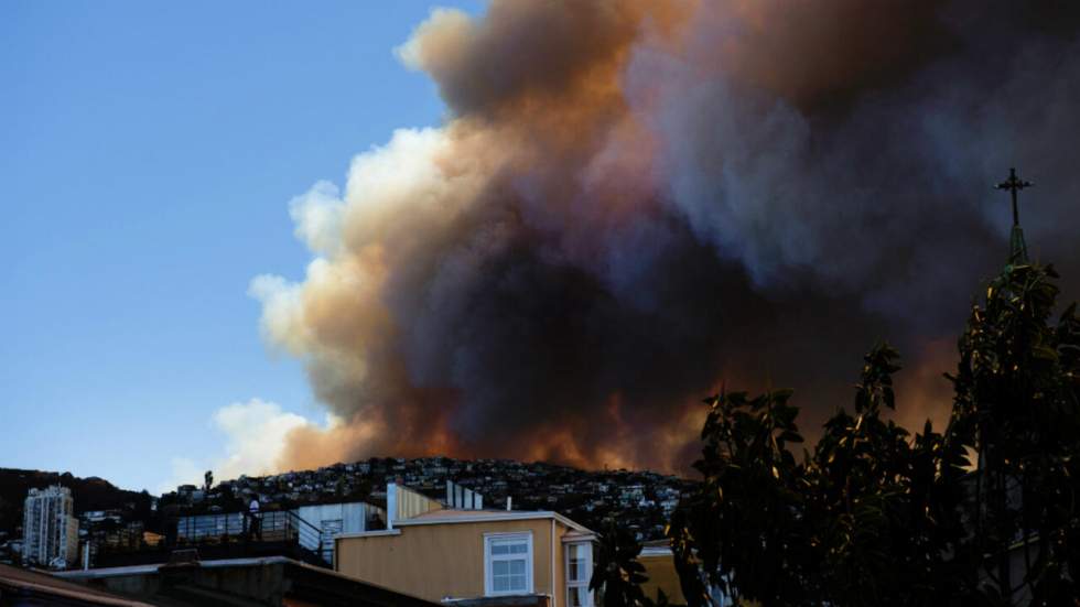 Vidéo : au Chili, un gigantesque incendie ravage les hauteurs de Valparaiso