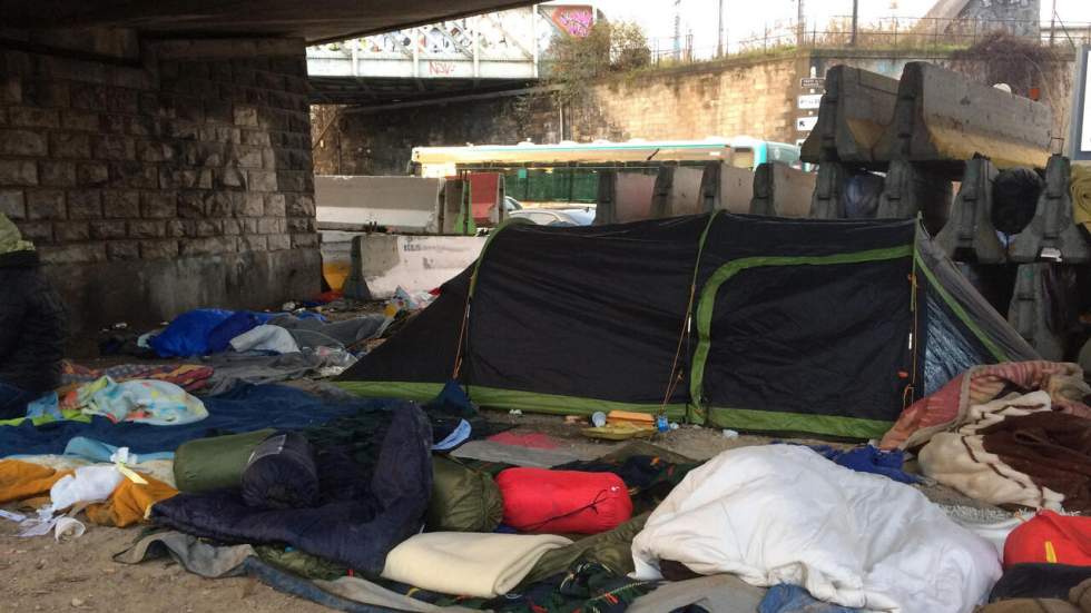 Migrants : des mini-campements se reforment près du centre humanitaire de Paris Migrants : des mini-campements se reforment près du centre humanitaire de Paris