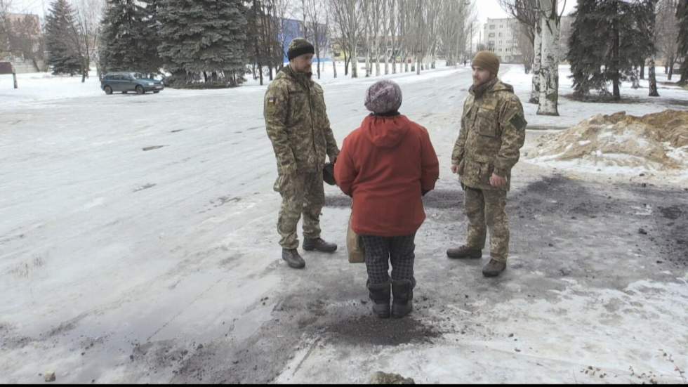 À Novolouhanske, l'armée ukrainienne veut se faire aimer des habitants À Novolouhanske, l'armée ukrainienne veut se faire aimer des habitants
