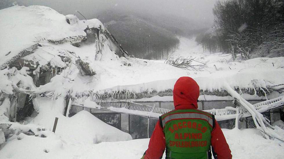 Italie : dix survivants retrouvés dans l'hôtel englouti par une avalanche, poursuite des recherches