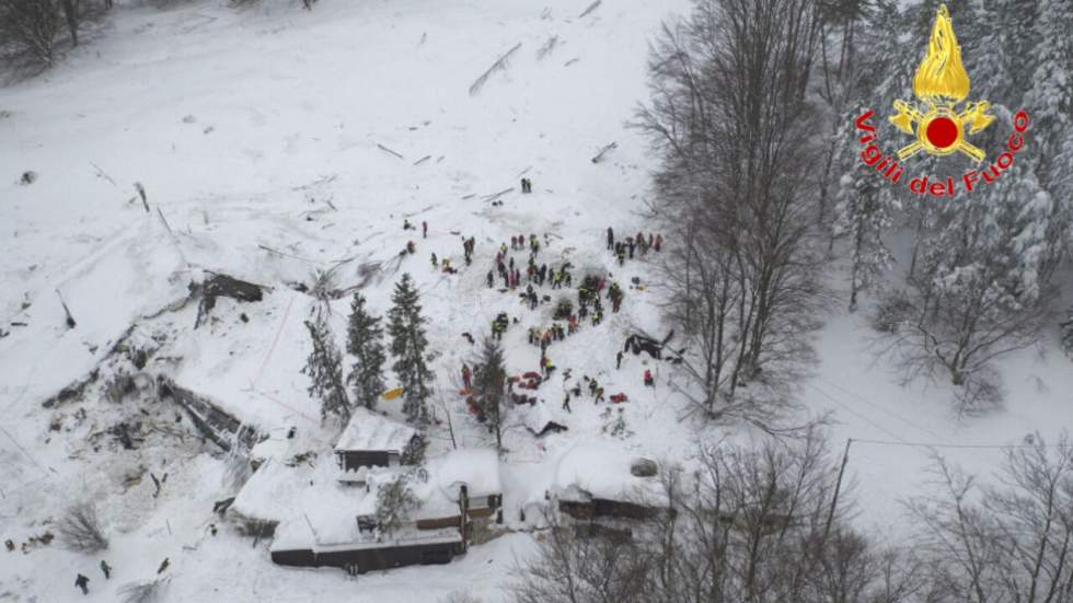 Quatre nouveaux survivants retrouvés dans l'hôtel englouti par une avalanche en Italie