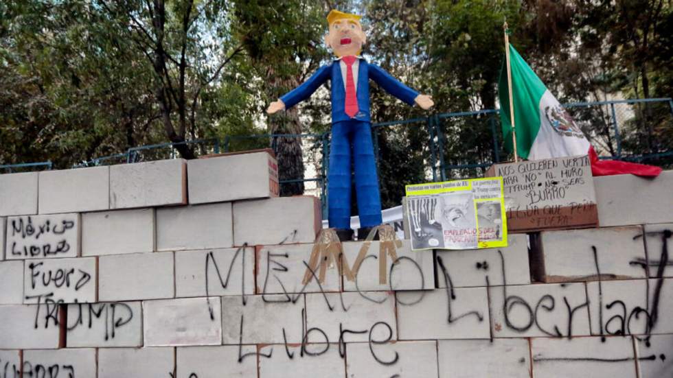 Donald Trump soutient son idée de mur à la frontière mexicaine malgré les obstacles Donald Trump soutient son idée de mur à la frontière mexicaine malgré les obstacles