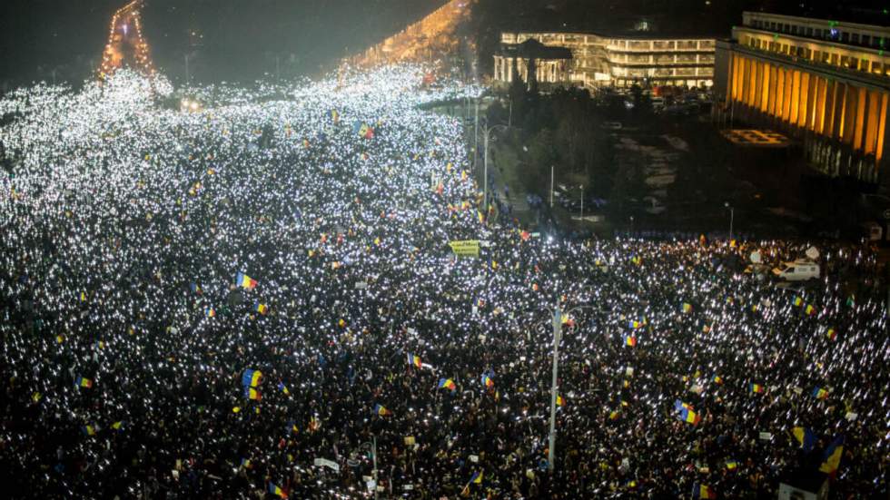 Les manifestations continuent en Roumanie malgré le retrait du décret sur la corruption