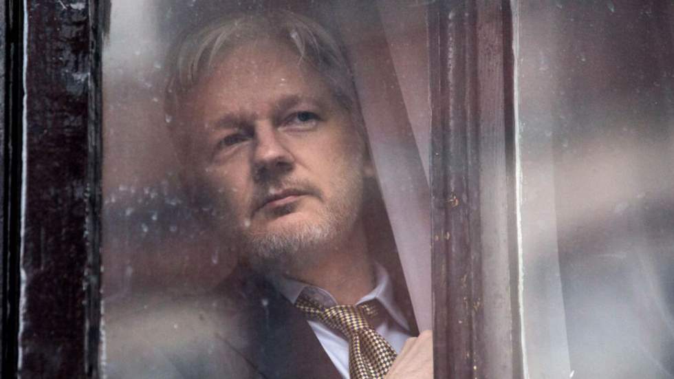 Julian Assange n'est pas mort, la preuve, il s'est même mis à tweeter Julian Assange n'est pas mort, la preuve, il s'est même mis à tweeter