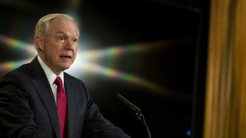 États-Unis : la chef des démocrates à la Chambre appelle à la démission de Jeff Sessions