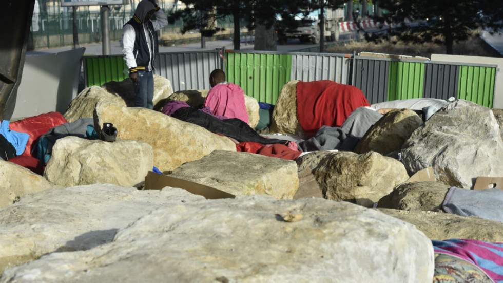 Vidéo : à Paris, des tailleurs de pierres transforment les "blocs anti-migrants" Vidéo : à Paris, des tailleurs de pierres transforment les "blocs anti-migrants"