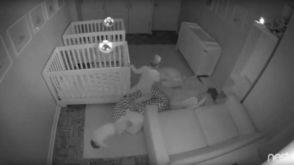 La nuit, les jumeaux font tout sauf dormir, et une vidéo-surveillance le prouve enfin