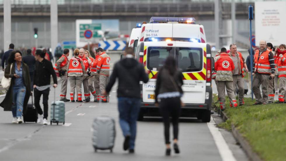 Attaque à Orly : deux hommes mis en examen par les juges antiterroristes et écroués