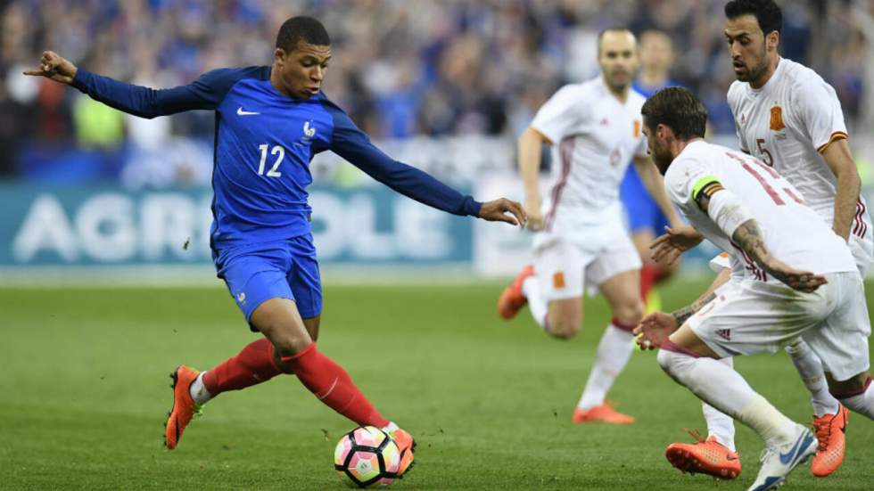 La France battue par l'Espagne en match amical, l'arbitrage vidéo fait débat