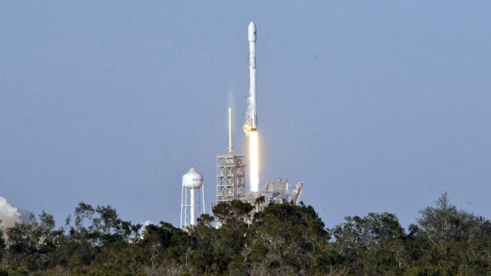 SpaceX lance pour la première fois une fusée en partie recyclée