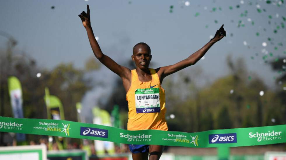 Marathon de Paris : le Kényan Paul Lonyangata vainqueur en 2h06'10", sa femme Purity Rionoripo bat le record