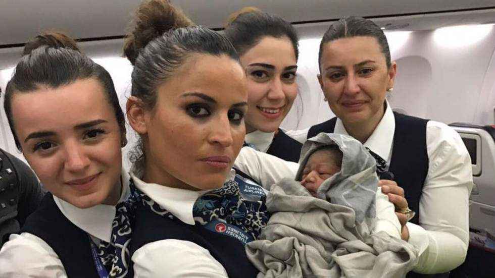 Des hôtesses de l’air de Turkish Airlines ont vaillamment mis un bébé au monde en plein vol