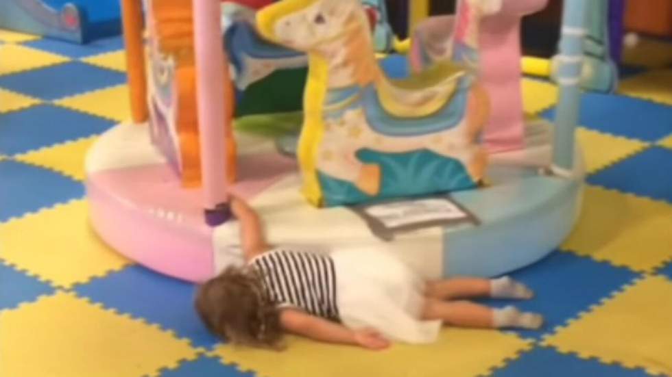 Il y a les enfants qui montent sur le manège et ceux qui se laissent traîner par le manège Il y a les enfants qui montent sur le manège et ceux qui se laissent traîner par le manège