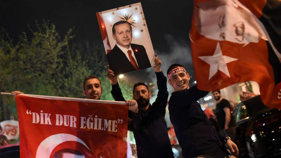 Erdogan crie victoire, l'opposition conteste le résultat du référendum en Turquie Erdogan crie victoire, l'opposition conteste le résultat du référendum en Turquie