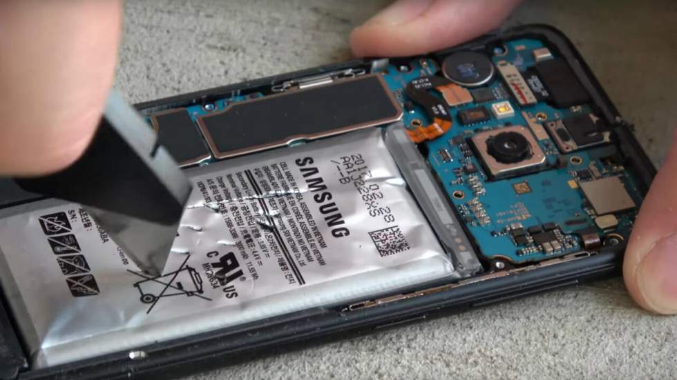 La batterie du Samsung Galaxy S8 ne prend pas feu, même lorsque des Youtubeurs l'attaquent au couteau