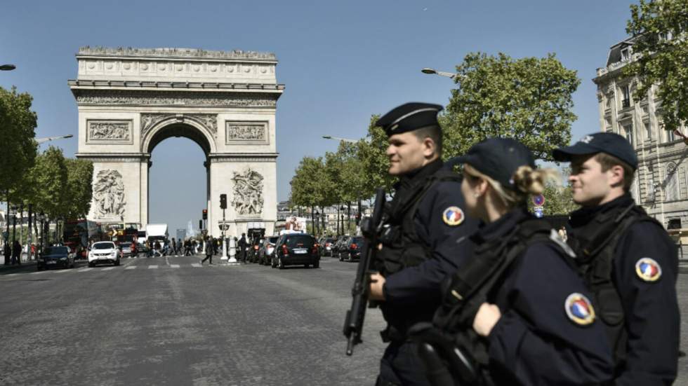 Attentat des Champs-Élysées : les candidats maintiennent leur ligne