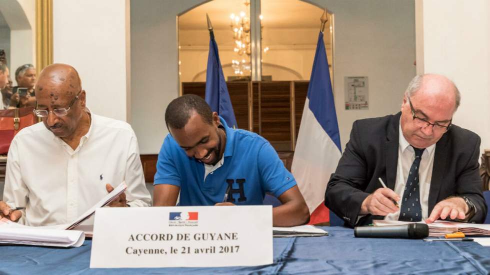 Signature d'un accord de sortie de crise en Guyane