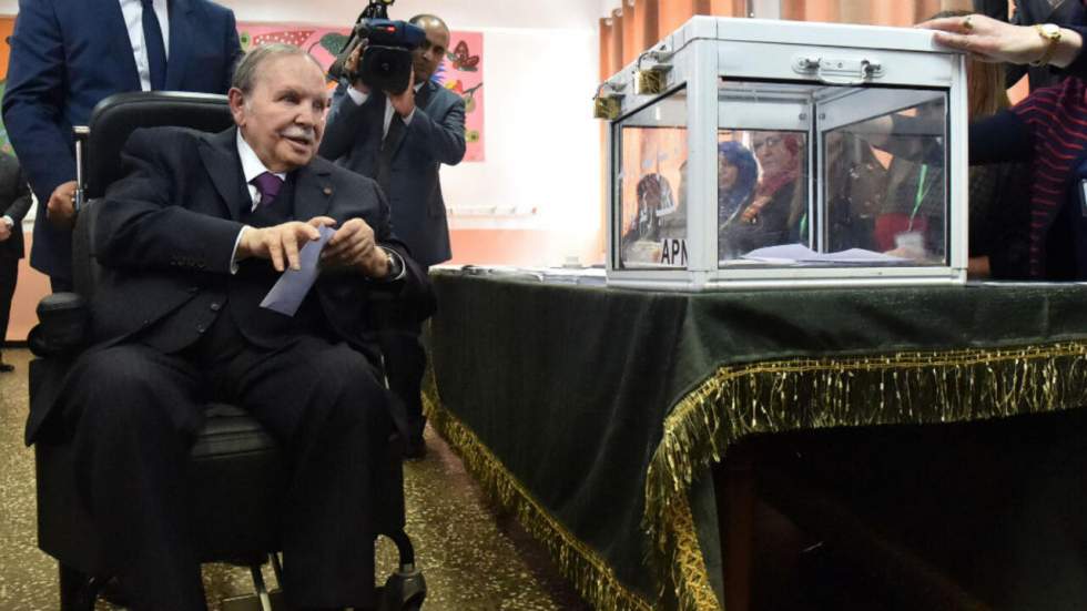 Législatives algériennes : fébrile et en fauteuil, Bouteflika réapparaît pour voter