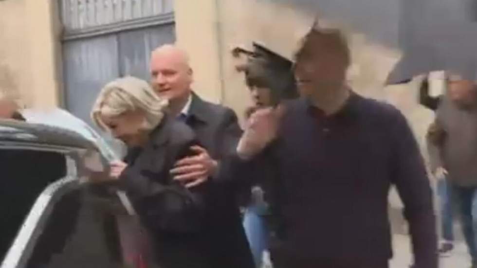 Marine Le Pen chahutée lors d'une visite surprise à la cathédrale de Reims