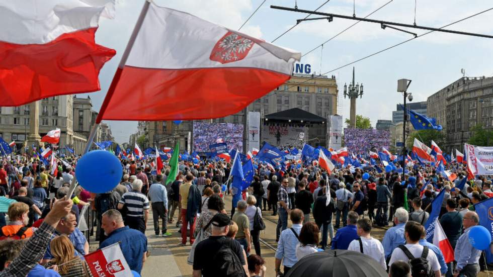 Pologne : des milliers de manifestants à Varsovie contre le gouvernement