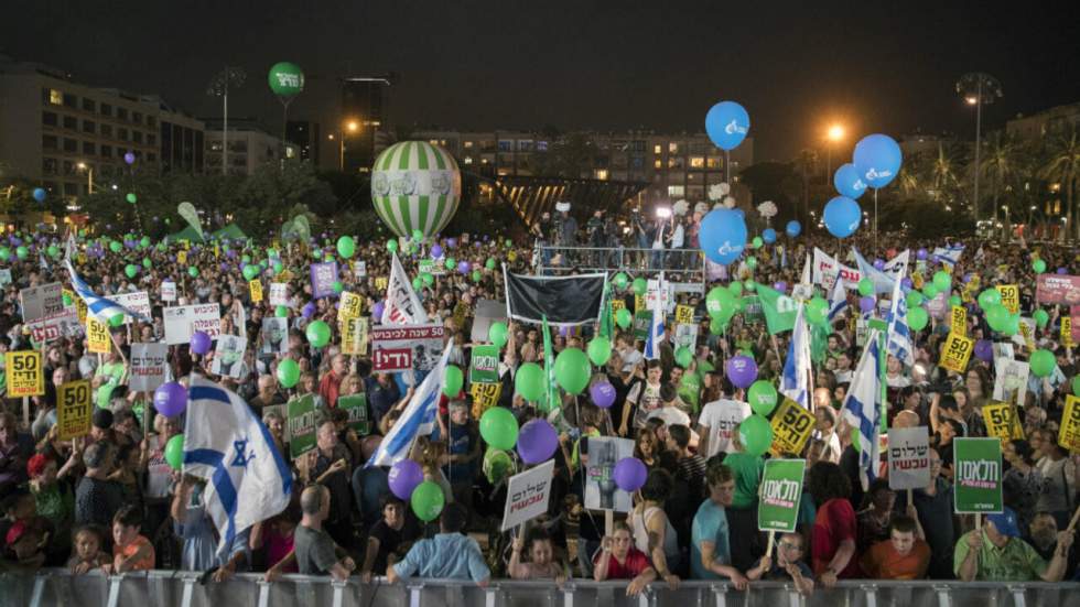 Des milliers d'Israéliens manifestent à Tel-Aviv pour une solution à deux États