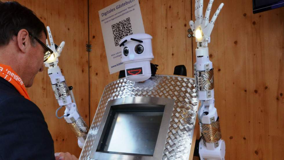 Le premier robot prêtre nous rappelle à quel point on ne peut plus avoir foi en l'humanité Le premier robot prêtre nous rappelle à quel point on ne peut plus avoir foi en l'humanité